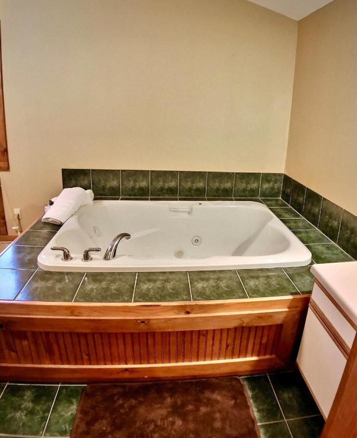 יוריקה ספרינגס Cedar Creek Cabins #1 - Giant Spa Tub, Large Wooded Porch, Full Kitchen, 1 Bedroom מראה חיצוני תמונה