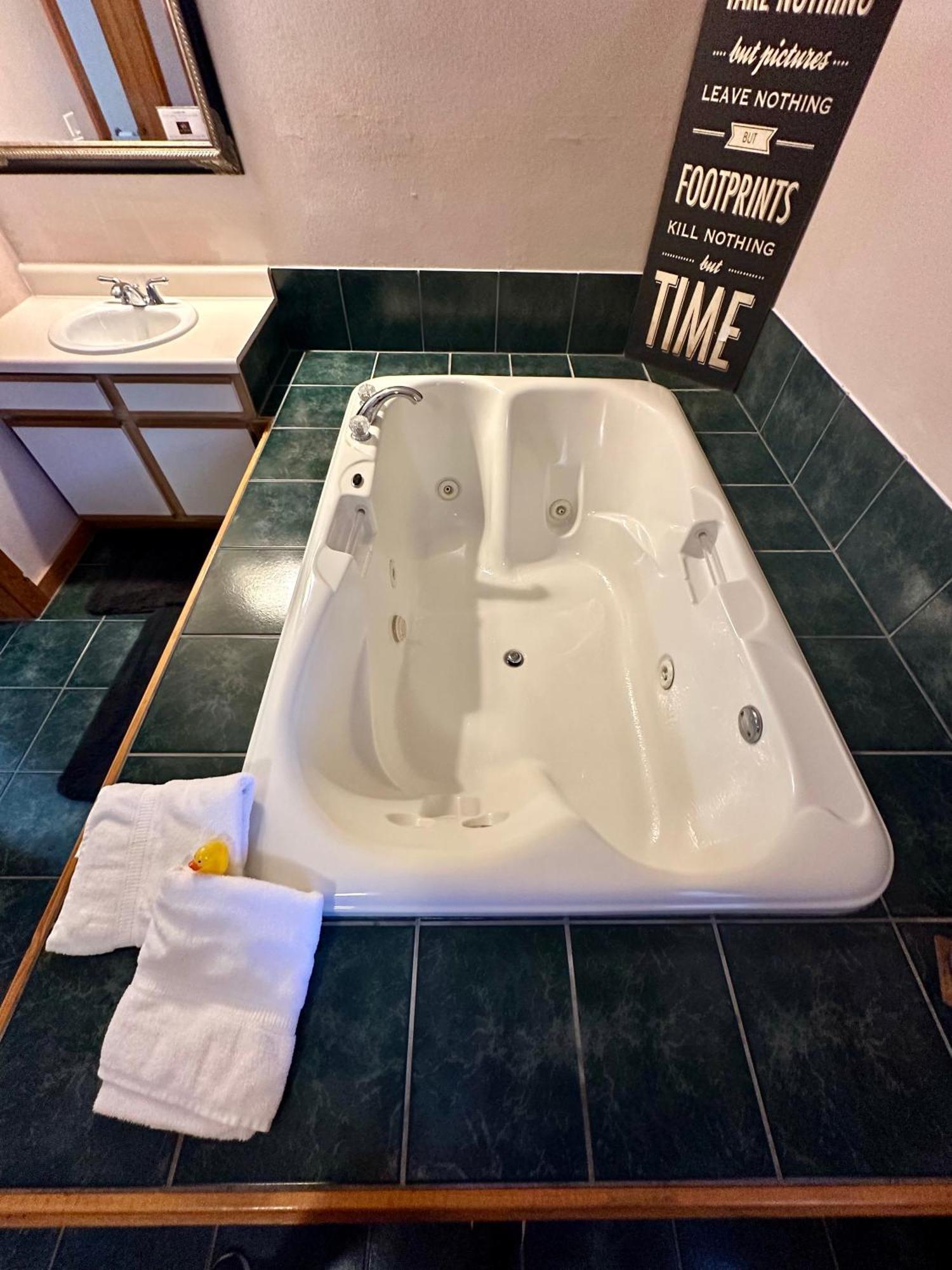 יוריקה ספרינגס Cedar Creek Cabins #1 - Giant Spa Tub, Large Wooded Porch, Full Kitchen, 1 Bedroom מראה חיצוני תמונה